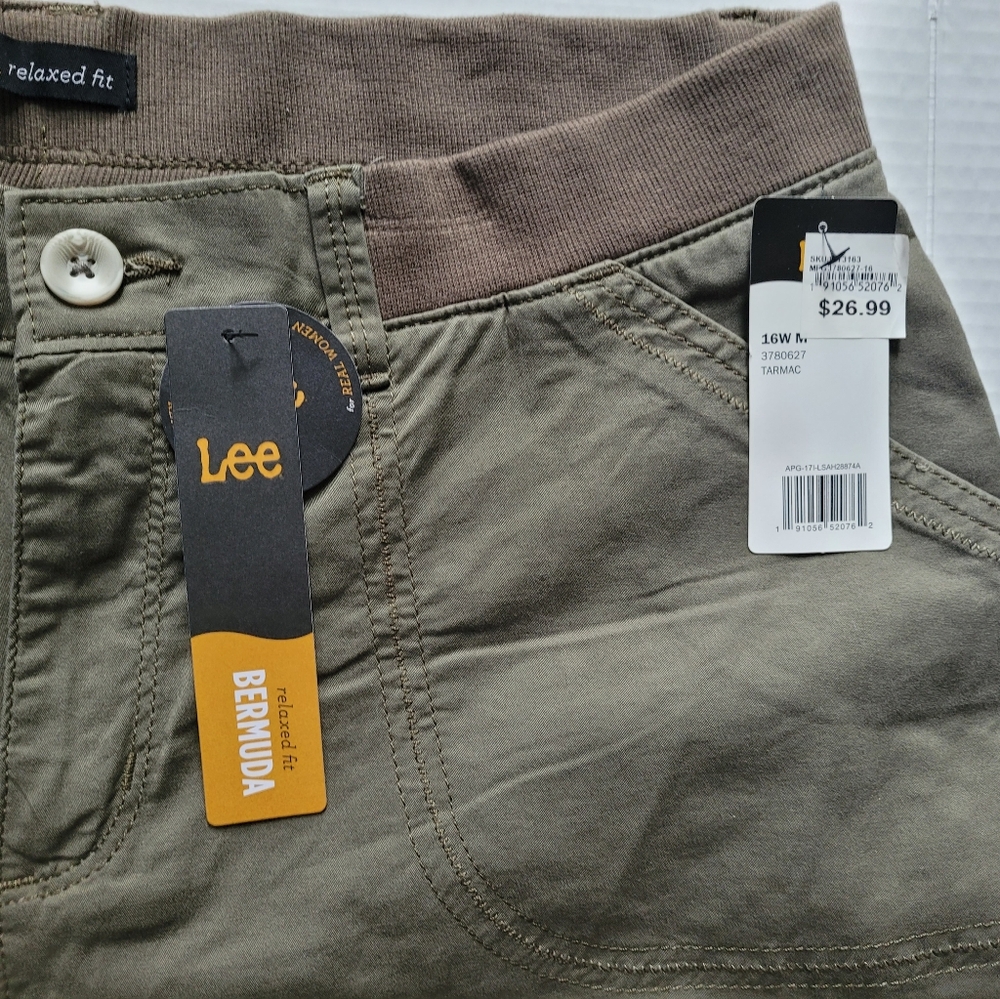 NWT Lee 16w Green Bermuda Shorts Relaxed Fit - Picture 3 of 3